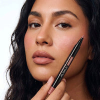 Femme tenant le crayon Lip Sculpt près du visage