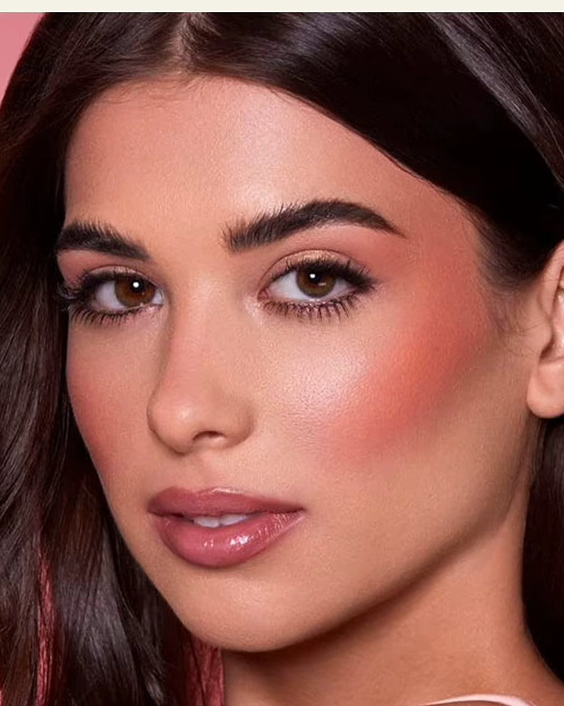 Blush Stick Glow Core teinte 01 Corail Vif porté sur les joues