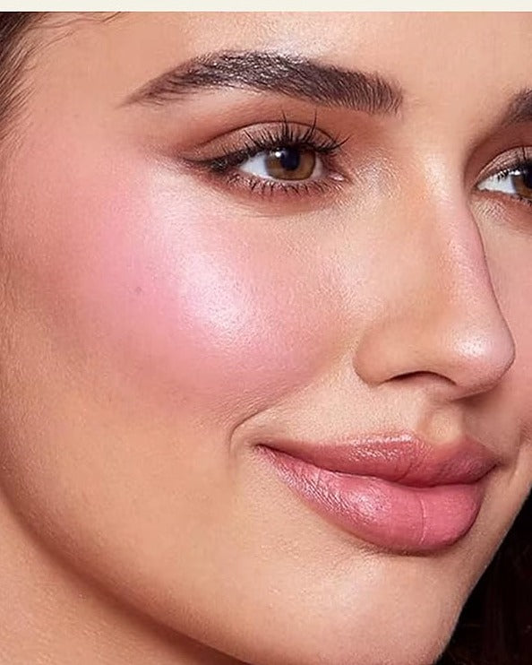 Blush Stick Glow Core teinte 03 Rose Fuchsia porté sur les joues