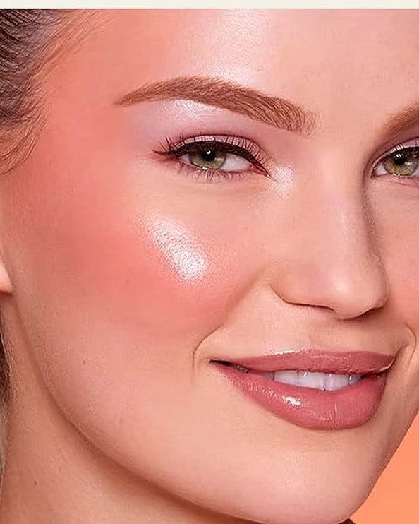 Blush Stick Glow Core teinte 04 Vieux Rose porté sur les joues