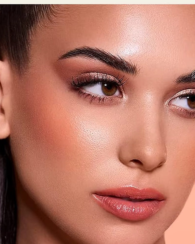 Blush Stick Glow Core teinte 05 Terracotta porté sur les joues